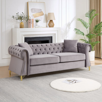 Canapé Chesterfield de 80 po en velours, dossier capitonné à boutons et accoudoirs et accoudoirs arrondis roulés, garniture cloutée sur les accoudoirs, pieds élégants en métal, 2 coussins décoratifs pour le salon, l’appartement et la chambre à coucher
