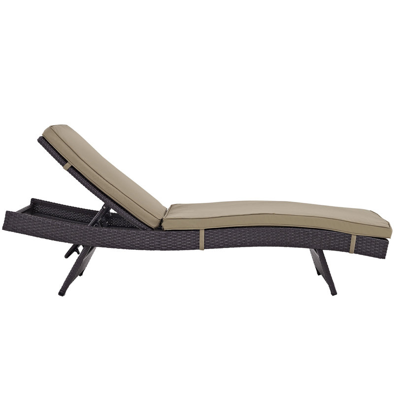 Chaise longue d'extérieur en rotin Convene, Moka