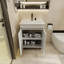 Meuble-lavabo autoportant avec armoires à fermeture douce pour petits espaces