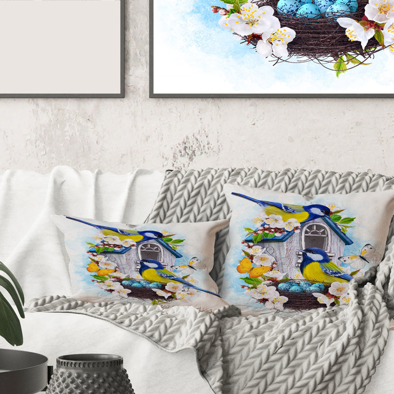 Deux oiseaux à mésange assis près du nid avec des œufs et une housse de coussin carré, 16" x 16"