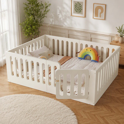 Lit Montessori au sol en bois massif pour enfants, cadre de lit bas avec barrière de sécurité haute et porte intégrée, sans sommier, beige