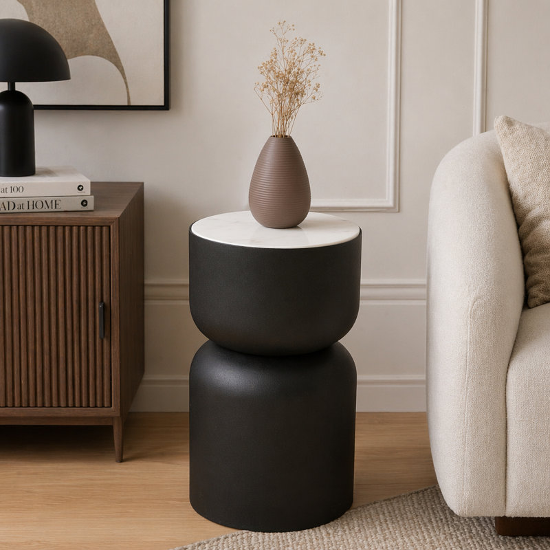 Table d'appoint moderne avec plateau en marbre et structure en métal, alliant élégance et durabilité pour les intérieurs contemporains