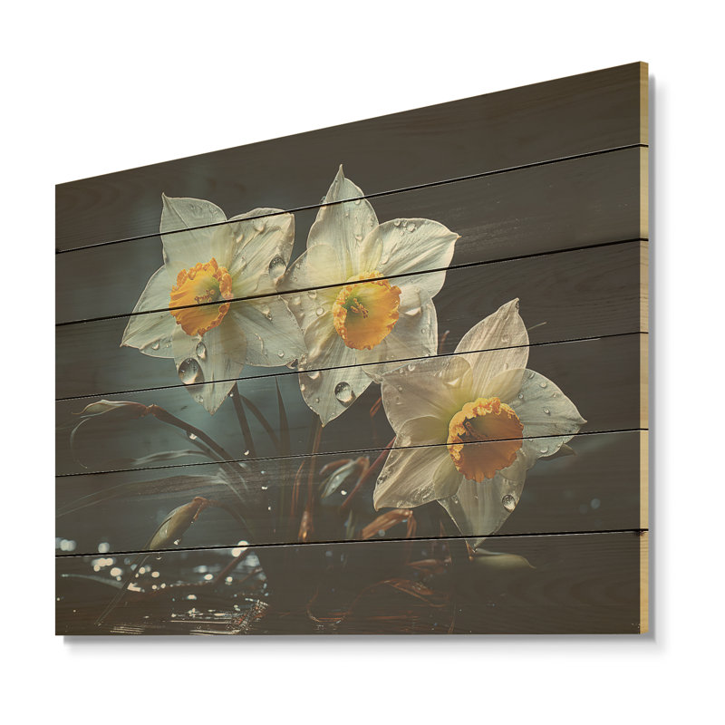 «Dewy Daffodils At Sunrise I» - Art mural en bois jonquilles sur bois de pin naturel, H 10 po x l 20 po