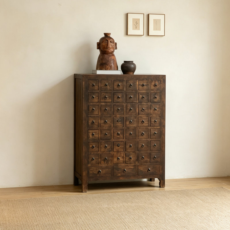 Commode à plusieurs tiroirs en bois naturel