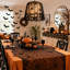 Ensemble de décoration de table d'Halloween en 5 pièces : toile d'araignée, chemin de table en dentelle noire, écharpe de foyer, nappe ronde, abat-jour et 60 chauves-souris 3D pour la décoration des fêtes et d'intérieur.
