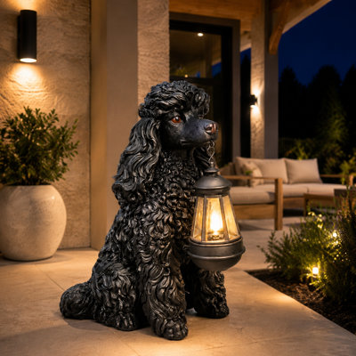 Statue de jardin en résine représentant un caniche, peinte à la main, de 36,6 cm (14,4 pouces), avec lumière solaire et panneau de bienvenue double face.