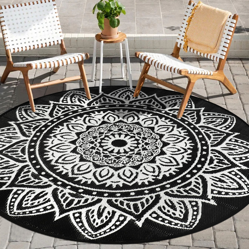 Round Outdoor Patio Rugs 5Ft Black and White Reversible Plastic Straw Rug with Carry Bag Lightweight Waterproof Camping Mat for Outdoor Porch Deck Backyard