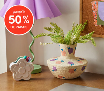 Accessoires jusqu'à 50 % de rabais avec lampe violette, vase floral et porte-stylos sur bureau