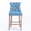 Velours bleu, finitions artisanales, pattes en bois, design élégant, 2 coussins confortables, garniture décorative.