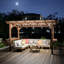 Pergola en bois avec toit en métal, ampoules et comptoirs de bar attrayants