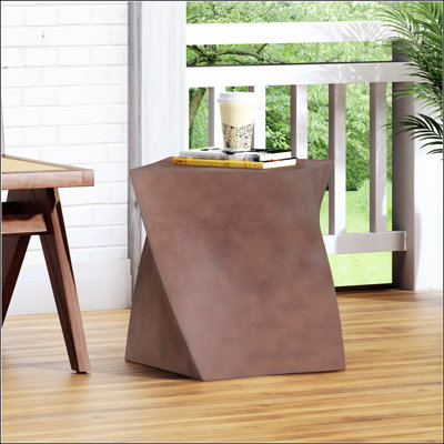 Table d'appoint d'extérieur en béton léger avec conception abstraite de cubes torsadés, parfaite pour un décor moderne et fonctionnel
