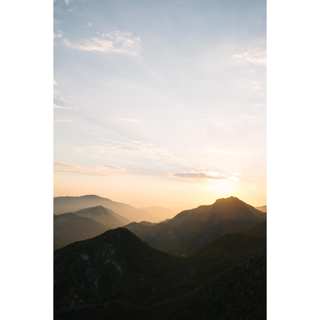 Abstrakter Hintergrund Sonnenuntergang Silhouette Berglandschaft von Jeremyiswild - Drucken