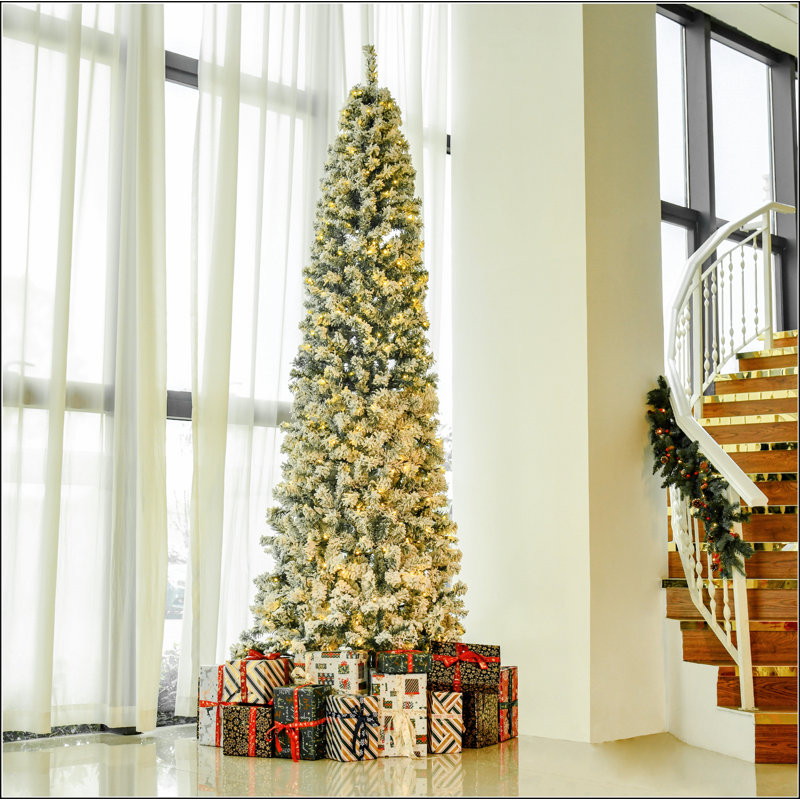 Sapin de Noël artificiel mince enneigé 9 pi avec branches réalistes, 550 lumières DEL et 988 pointes