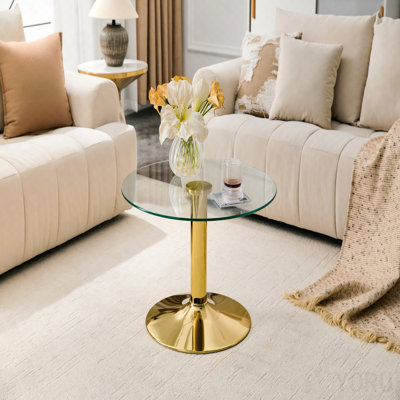 Table basse ronde en verre trempé de 27,5 pouces de diamètre. 17,7 pouces de haut, soutenu par une base en métal doré, avec un bord de luxe léger.