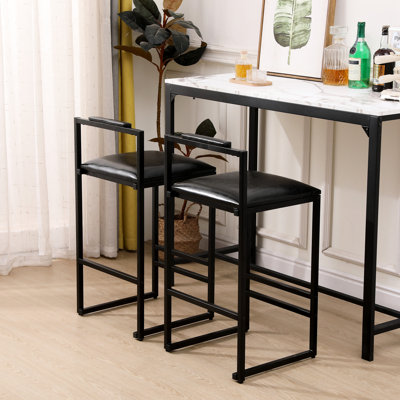 De 2 tabourets de bar noirs: comptoir, revêtement en cuir de polyuréthane, repose-pieds, structure en métal pour des espaces de vie confortables et rembourrés, salle à manger robuste et fonctionnelle