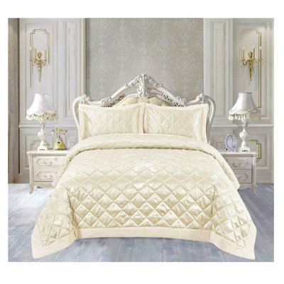 Haith Polyester Floral Bedspread with Pillowcases Included