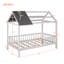 Lit simple, maison en bois avec clôture