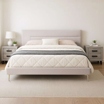 Ensemble de chambre avec très grand lit 3 pièces avec lit tapissier beige et deux tables de chevet en bois gris clair avec tiroirs