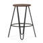 Tabouret industriel en métal avec siège en bois massif, pieds en épingle à cheveux et repose-pieds Simeon-97656724-74397261-97656726
