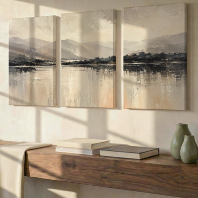 Ensemble exclusif de 3 toiles panoramiques représentant un paysage de lac et de montagne aux tons neutres et apaisants. Décoration murale idéale pour le salon, la chambre à coucher et le bureau.