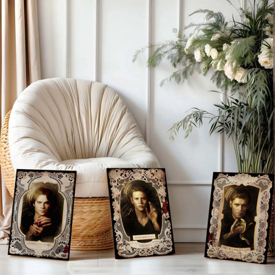 Ensemble de 3 affiches encadrées, inspirées de la série Vampire Diaries (Damon Salvatore, Matt Donovan et Niklaus Mikaelson). Décoration murale sur toile pour la maison, le salon, la chambre à coucher ou le bureau. Parfait pour les fans et les collectionneurs. Cadeau parfait.