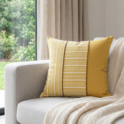 Coussin en coton 20 po jaune et blanc avec bords brodés