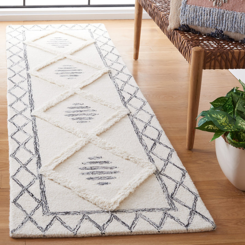 Tapis noir / ivoire en laine / coton touffeté à la main Anaia, Tapis de couloir 2 pi 3 po x 8 pi