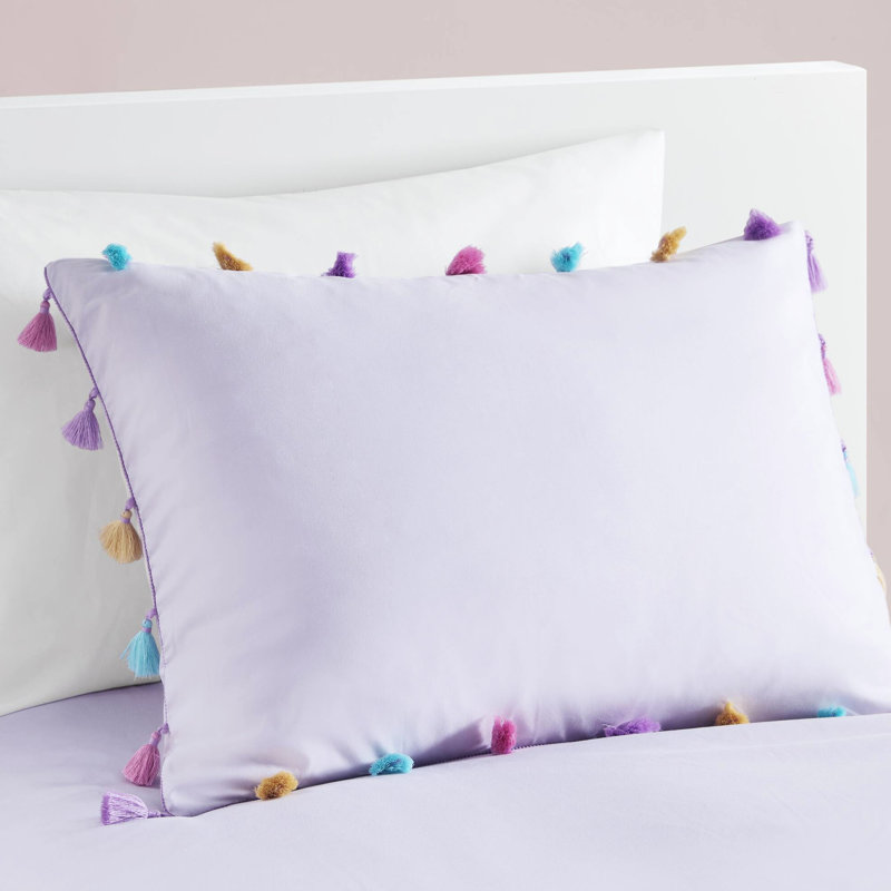 Édredon lavande avec pompons colorés et coussin décoratif en forme de cœur