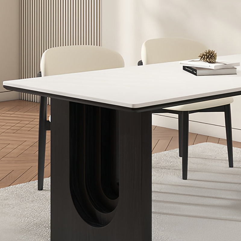 Table de salle à manger et chaises élégantes et modernes