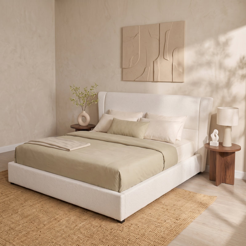 Lit plateforme Quilla moderne à oreilles capitonnées avec tissu bouclé, lattes en bois massif et tête de lit rembourrée - Chambre à coucher à l'ambiance feutrée