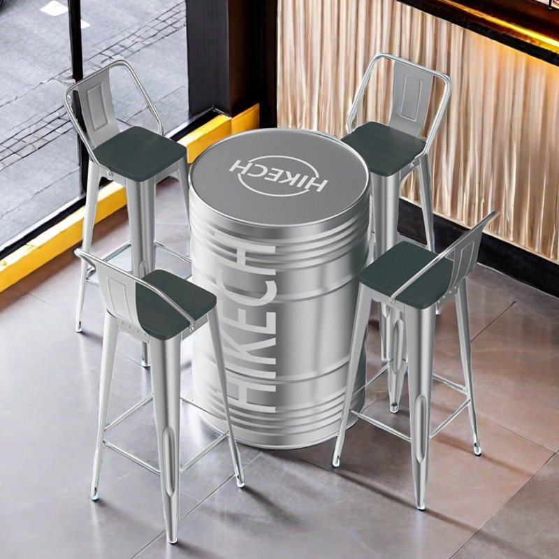 Table et chaises de style industriel