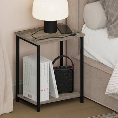 Table de chevet Inaayah, table de chevet à deux niveaux avec étagères ouvertes et structure en métal, idéale pour la chambre ou le salon, en chêne français.