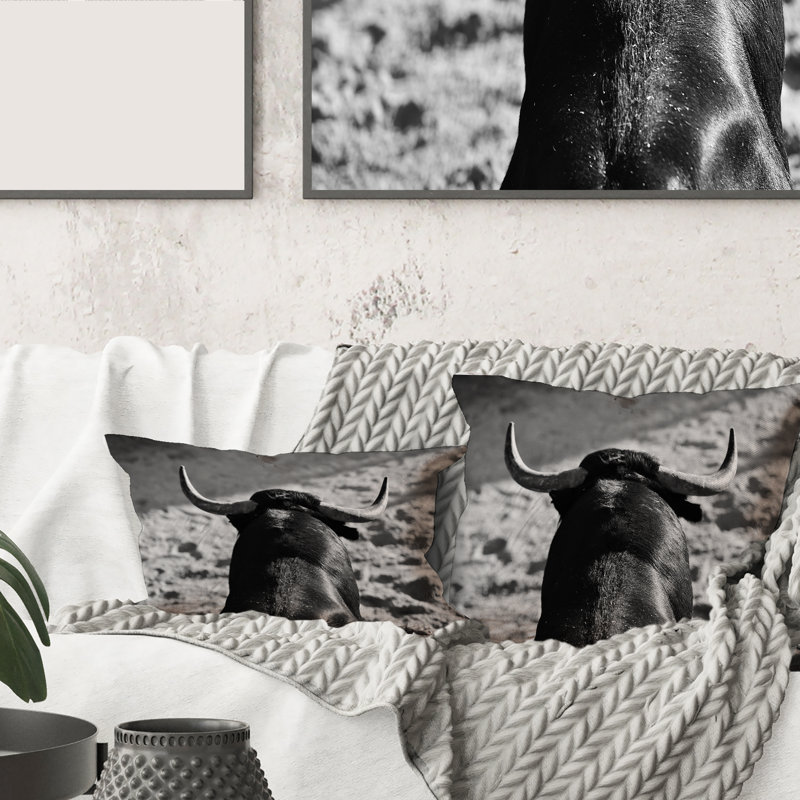 Portrait monochrome d'un taureau espagnol II, housse de coussin rectangulaire et insert