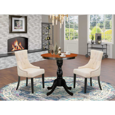 L'ensemble de 3 tables de salle à manger modernes comprend une table ronde en bois avec piédestal et 2 chaises de salle à manger Parson en tissu beige clair, noir et cerise