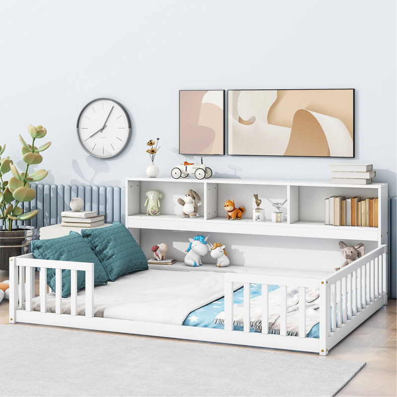 Lit blanc à plancher double avec bibliothèque et tablettes, garde-corps pour la protection, optimisation de l'espace pour un sommeil sécuritaire, petites chambres idéales