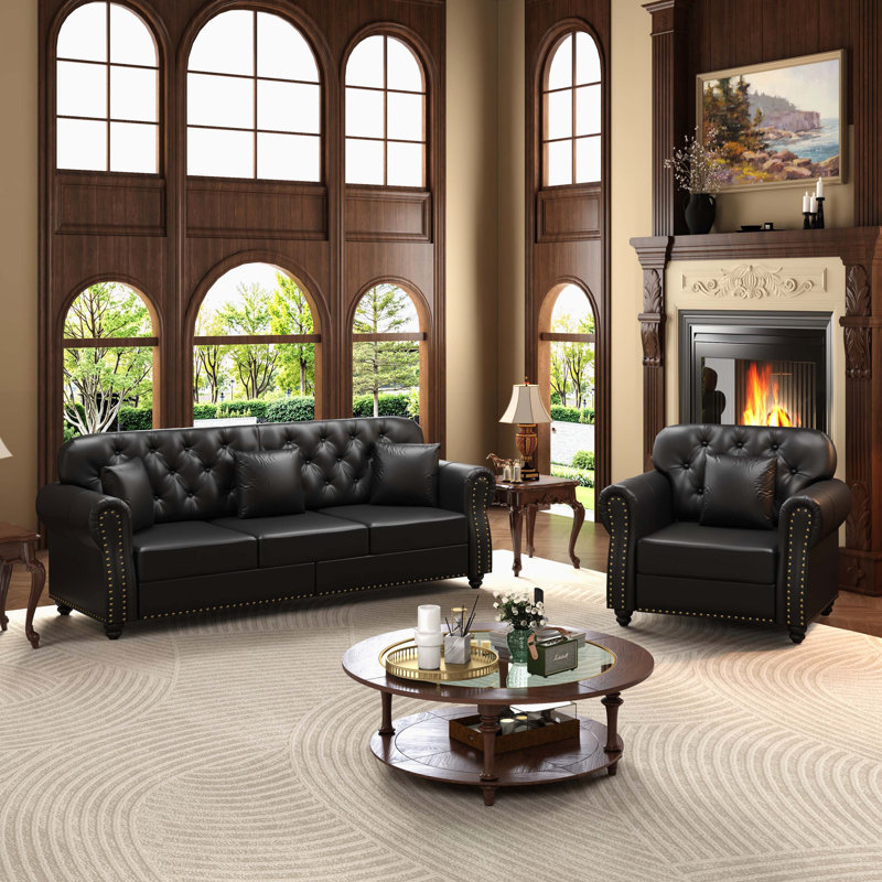 Canapé Chesterfield noir rembourré en similicuir, style Mid-Century moderne avec garniture cloutée, accoudoirs roulés, capitonnage à boutons et 4 coussins