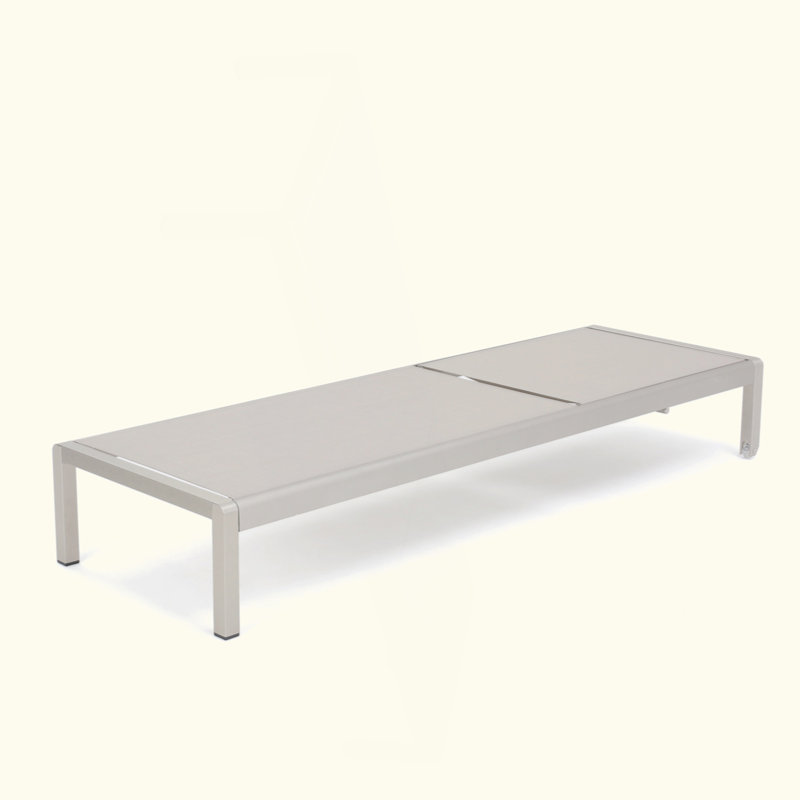 Chaise longue d'extérieur réglable et polyvalente avec structure légère résistante à la rouille