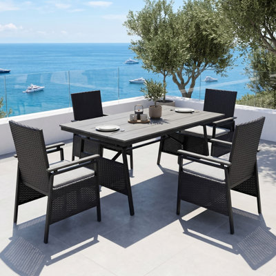 Ensemble de salle à manger d'extérieur 5 pièces en aluminium résistant aux intempéries avec table WPC de 160 cm, 4 chaises de salle à manger en rotin PE et coussins