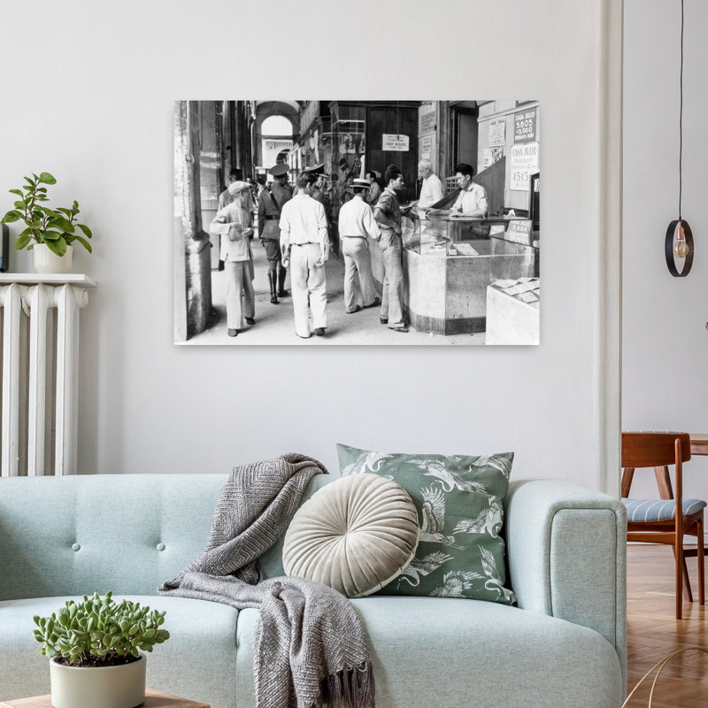 «1930s 1940S Men at local Lottery Stores, La Havane, Cuba, rétro classique rétro, art urbain tropical, H 24 po x l 36 po