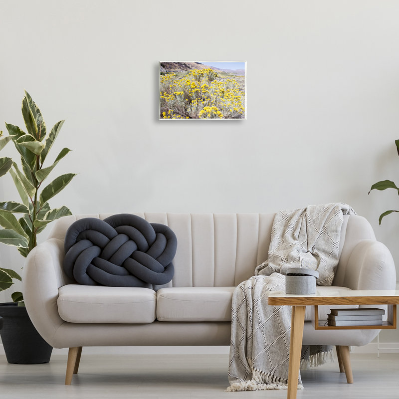 Plaque murale fleurs jaunes dans un pré aride, design par Gemma Bardot, H 10 po x l 15 po
