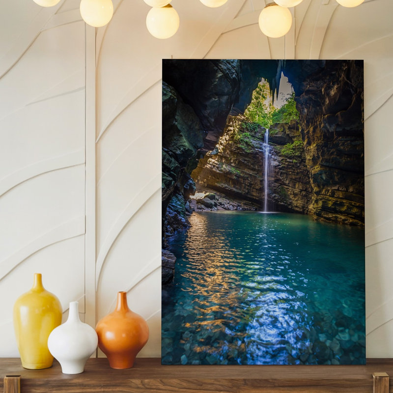Toile, une scène de grotte sereine sereine avec une cascade d'eau que l'art mural se jette dans une piscine tranquille d'eau cristalline