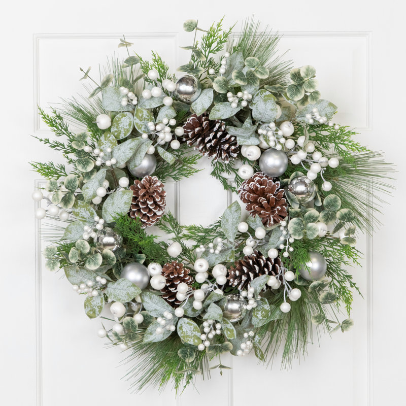 Couronne de Noël artificielle mixte en pin avec pommes de pin et ornements - 28 po - non éclairée