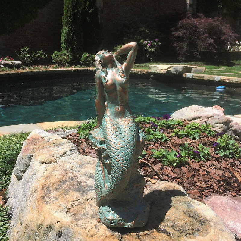 Statue de sirène sur la côte, H 15 po x l 5 po x P 6,25 po, Bronze patiné