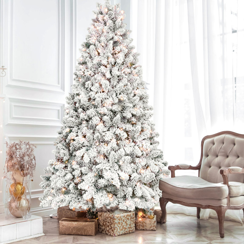Arbre de Noël floqué avec lumières UL et pommes de pin naturelles - pointes en PVC enneigées, structure à charnières, support en métal stable, installation facile