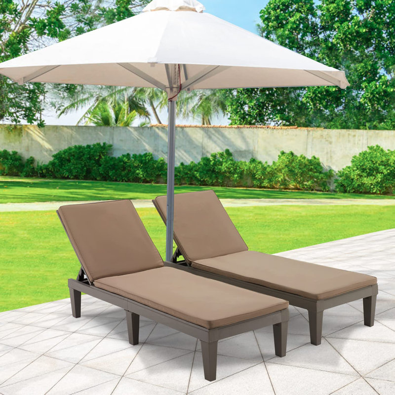 Chaise longue d'extérieur avec coussins   