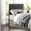 Tête de lit simple en tissu gris, rainure verticale rembourrée pour une chambre à coucher moderne avec structure en bois d'ingénierie