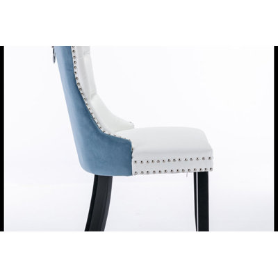 Chaise de salle à manger haut de gamme rembourrée en PU et velours avec pieds en bois et garniture cloutée