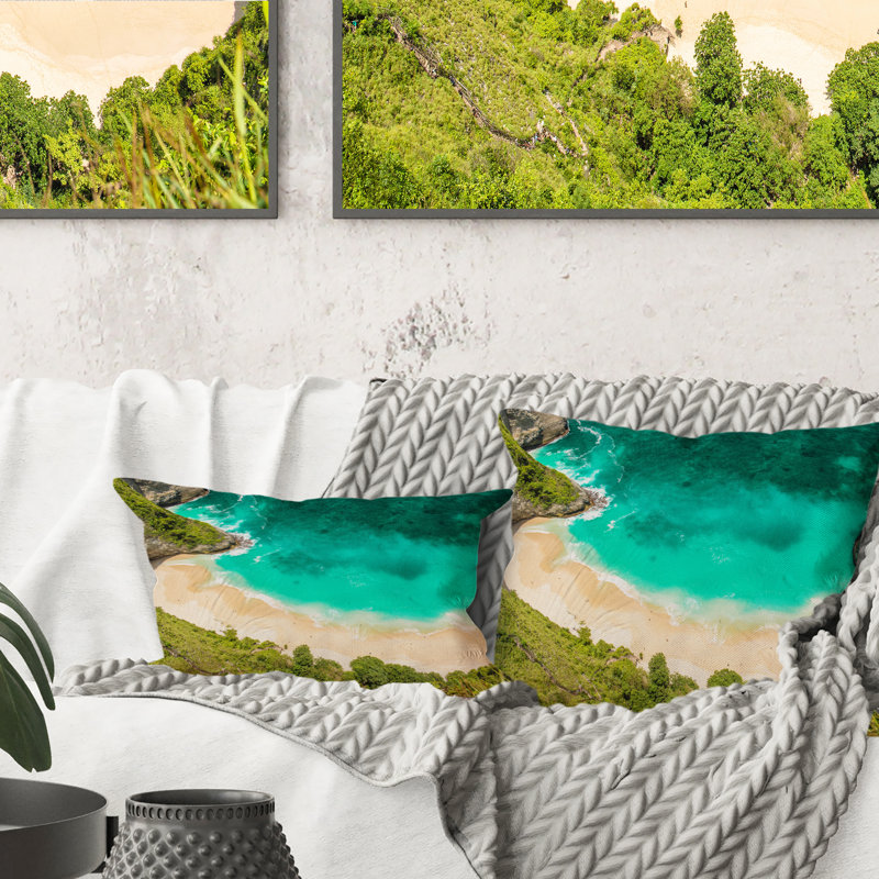 Vue aérienne de la plage tropicale turquoise I - Coussin décoratif imprimé nautique et côtier 1