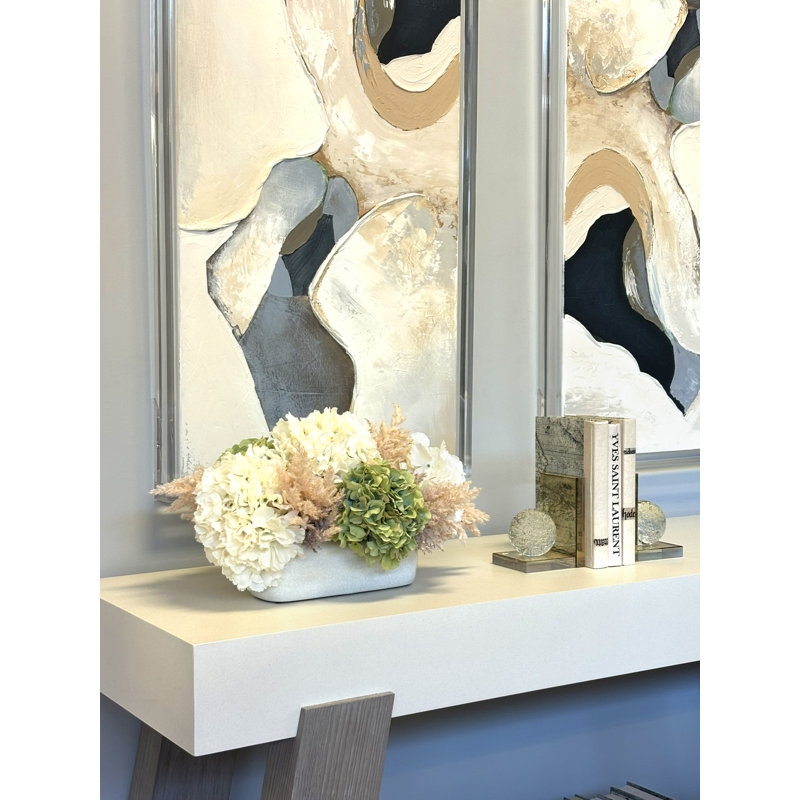 Centre de table printanier avec hortensias et pampas