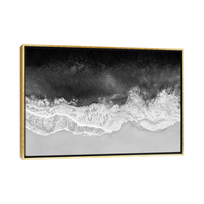 Vagues en noir, gris et blanc par Maggie Olsen, H 32 po x l 48 po, Doré, Impression encadrée
